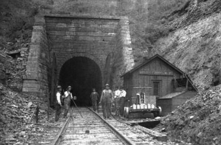 Фото Смотритель железнодорожного туннеля