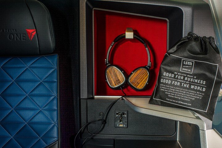 Фото Прослушивание громкой музыки