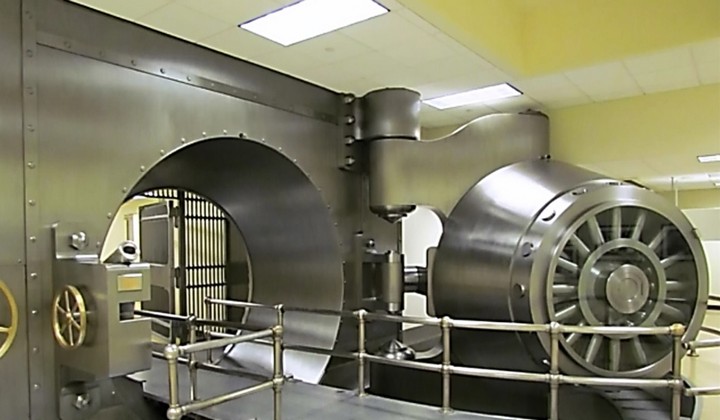 Фото Дверь хранилища Федерального банка Кливленда