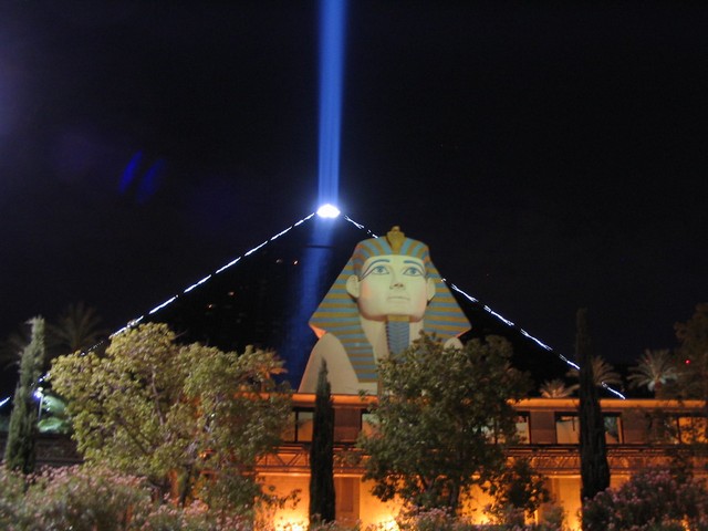 Фото Лазерный луч Luxor – один из самых ярких источников света