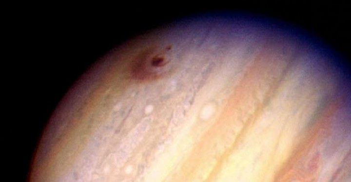 Фото Первое фото кометы, столкнувшейся с планетой