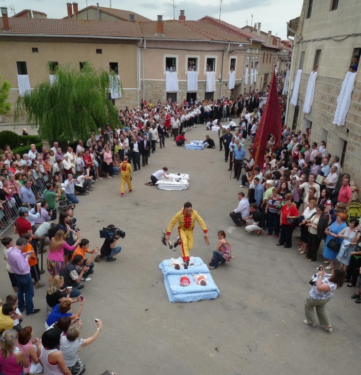 Испания - прыжки через младенцев