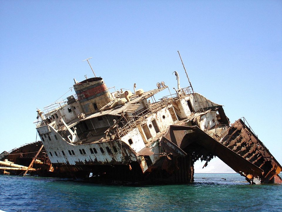 Брошенные грузовые суда как последнее пристанище моряков