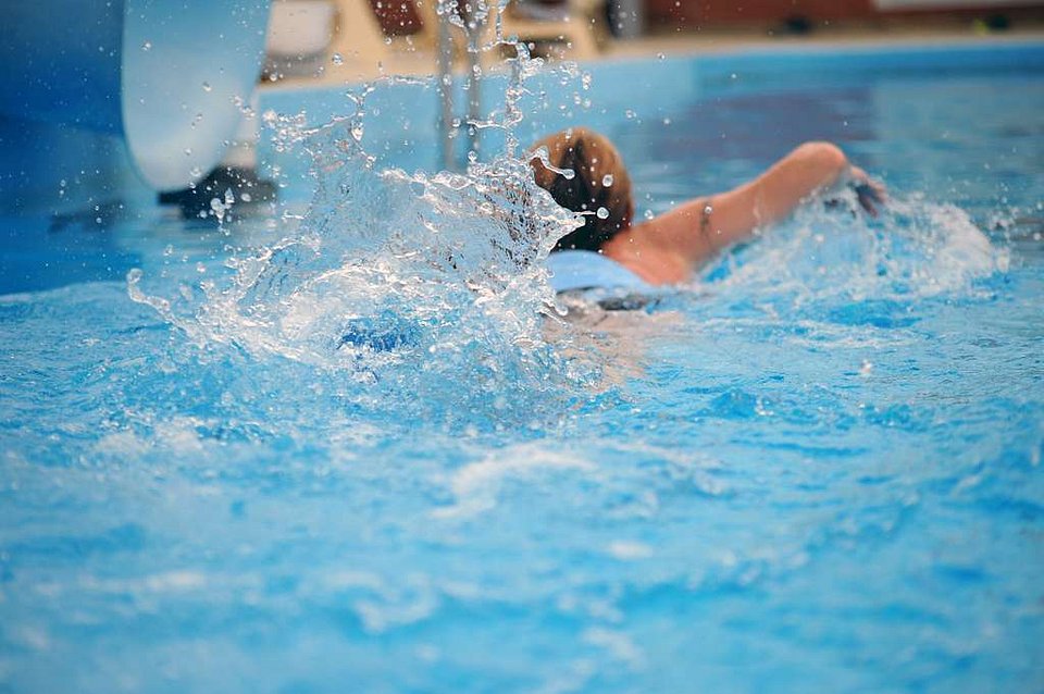 Плавание в спокойном темпе: вода снимает нагрузку с суставов